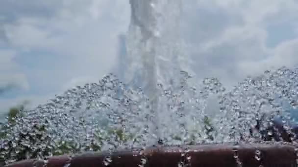 噴水の詳細を閉じます 落下水で細部を閉じ噴水 — ストック動画