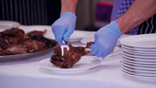 餐馆里招待肉食的服务员 在餐馆用盘子供应食物的服务员关门 — 图库视频影像