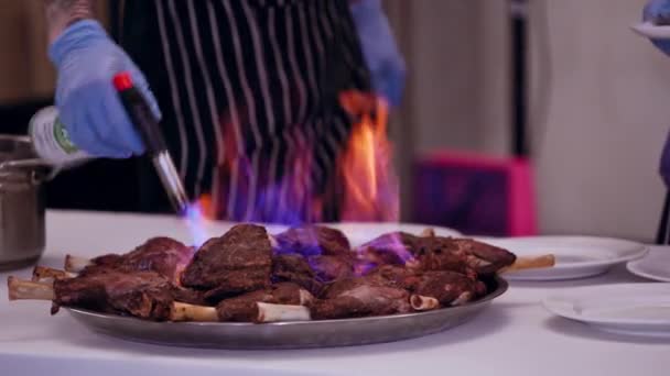 Płonące Mięso Stole Close Widok Kelnera Spalania Mięsa Restauracji — Wideo stockowe