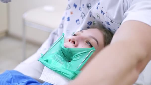 Vrouw Stomatologie Kliniek Dokter Behandelt Patiënt Tanden Moderne Tandheelkundige Kliniek — Stockvideo