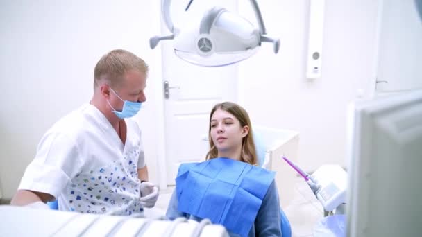 Μια Γυναίκα Έχει Επίσκεψη Στον Οδοντίατρο Οδοντίατρος Θεραπεύει Μια Γυναίκα — Αρχείο Βίντεο