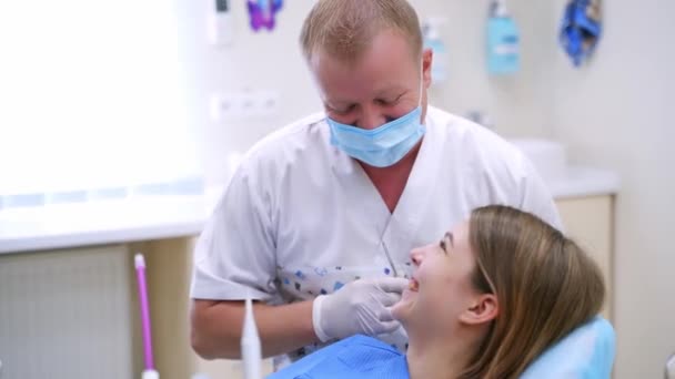 Mujer Clínica Dental Dentista Está Trabajando Clínica Moderna Estomatología — Vídeo de stock