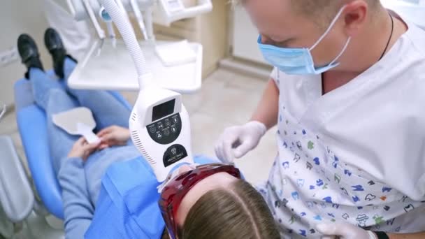 Branqueamento Dos Dentes Clínica Procedimento Clareamento Dos Dentes Com Luz — Vídeo de Stock