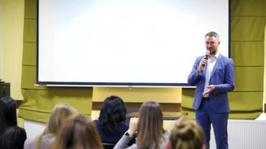 Konferans konferansında konuşmacı. İş adamı bir konferansta sunum yapıyor