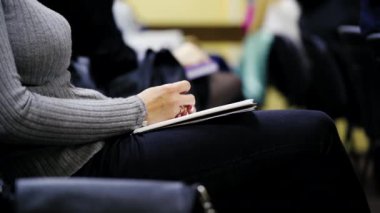 Elinde not defteri olan bir kadın. Ellerinde boş bir defter olan kızların ellerini kapat.