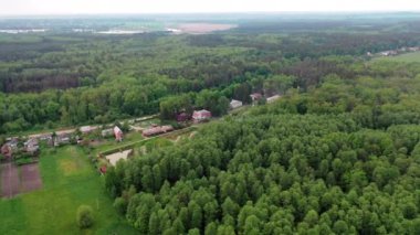 Banliyö tatil köyü. Orman yakınlarındaki banliyö kompleksinin havadan görünüşü
