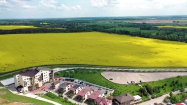 Kırsal binaların tepesinde. Yeni inşaat geliştirme konutları havası