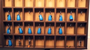 Yurt resepsiyonunda oda anahtarları. Resepsiyonda oda numaralarının asılı olduğu otel anahtarları.