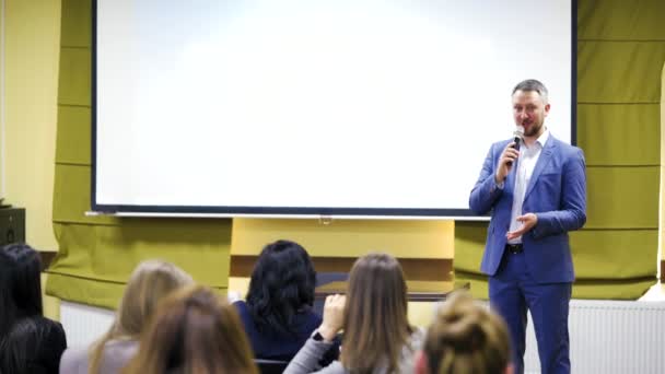 Orador Conferência Palestras Homem Negócios Dando Apresentação Uma Conferência — Vídeo de Stock