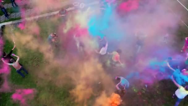 People Covered Colored Powder Happy Young People Dancing Celebrating Music — Stock Video