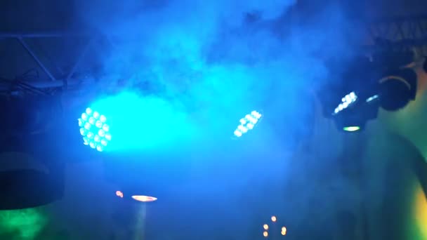 ステージ上の照明器具 コンサートのためのステージ照明リグのスポットライト — ストック動画