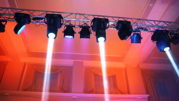 Belseje Egy Projektorral Világított Koncert Színpadon Háttérvilágítással — Stock videók