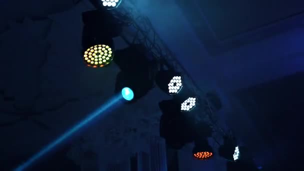 Hintergrund Der Bühne Farbigen Lichtern Nahaufnahme Des Bühnenscheinwerfers Mit Laserstrahlen — Stockvideo