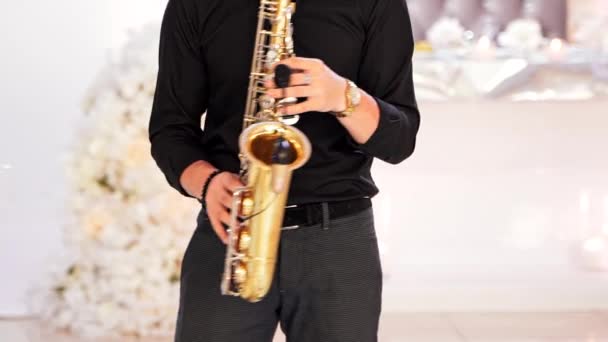 Hombre Jugar Axófono Con Micrófono Primer Plano Del Saxofonista Tocando — Vídeos de Stock