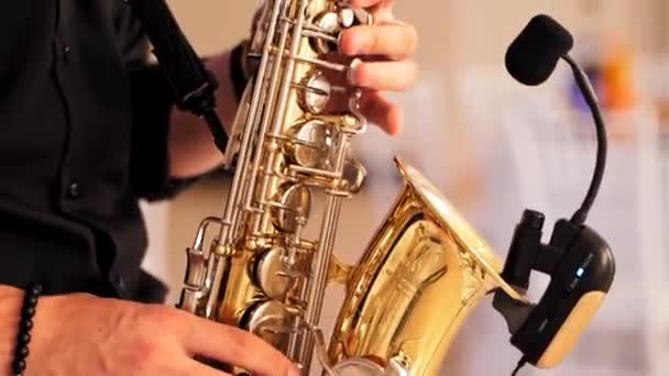 Samec Saxofonista Hrající Nástroje Zblízka Pohled Muže Hrajícího Saxofon — Stock video