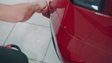 Makina özellikle film yapıştırıyor. Benzin istasyonunda özel kurutma makinesi işçisi.