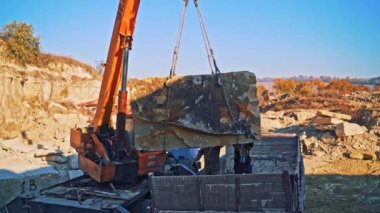 Vinç kancasıyla blok askıya alındı. Madencilik sahasında eski vinçle mermer ocağı