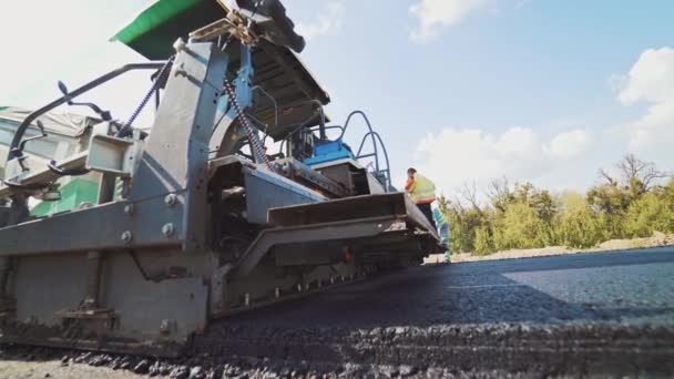 アスファルト舗装機 道路工事中の労働者とアスファルト舗装機 — ストック動画