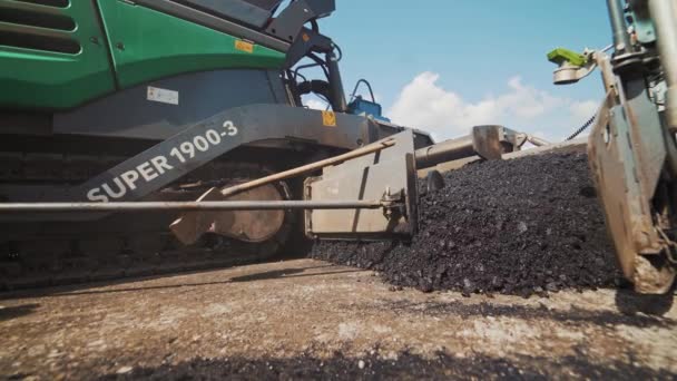 Construção Reparação Rodovias Máquina Pavimentação Que Coloca Asfalto Fresco Cima — Vídeo de Stock