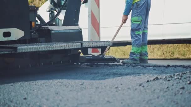 Trabalhador Construção Estradas Vista Perto Dos Trabalhadores Das Máquinas Asfaltantes — Vídeo de Stock