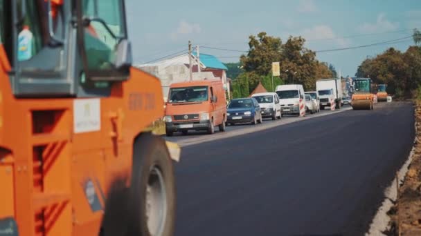 複雑な輸送運動だ 高速道路での交通渋滞や道路建設の眺め — ストック動画
