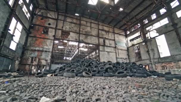 Tekerleklerin Lastikleri Kullanılmış Lastik Yığını Eski Bir Çöplükte Duruyor — Stok video