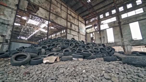 쓰레기장에 타이어라니 바닥에서 꼭대기까지 타이어 — 비디오