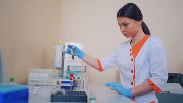 Mulher Verificar Tubos Ensaio Cientista Que Trabalha Com Amostra Sangue — Vídeo de Stock