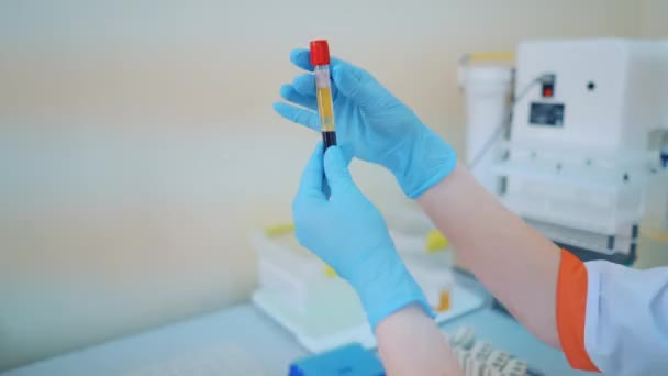 Mano Sosteniendo Una Prueba Tubo Mujer Mirando Tubo Ensayo Laboratorio — Vídeo de stock