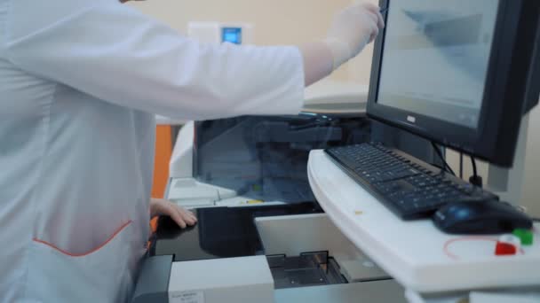 科学家在实验室与计算机一起工作 实验室工作场所使用计算机的研究科学家 — 图库视频影像