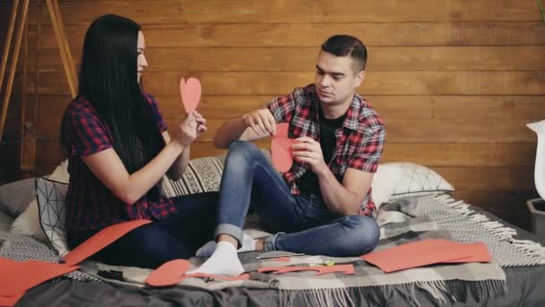 Молода Пара Студії Щаслива Пара Закоханих Розважається Студії — стокове відео