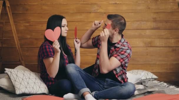 Homem Com Sua Adorável Rapariga Feliz Jovem Casal Divertindo Estúdio — Vídeo de Stock