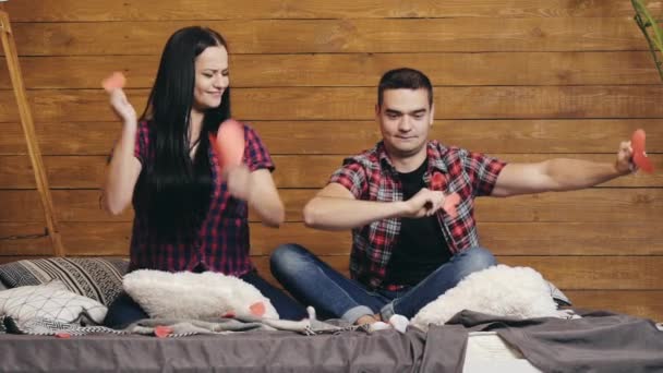 Retrato Família Jovem Feliz Estúdio Tiro Casal Casual Posando Para — Vídeo de Stock