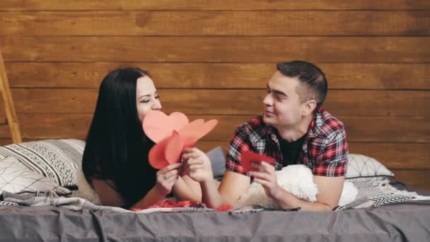 Счастливая Влюбленная Улыбающаяся Пара Позитивная Беззаботная Пара Веселится — стоковое видео