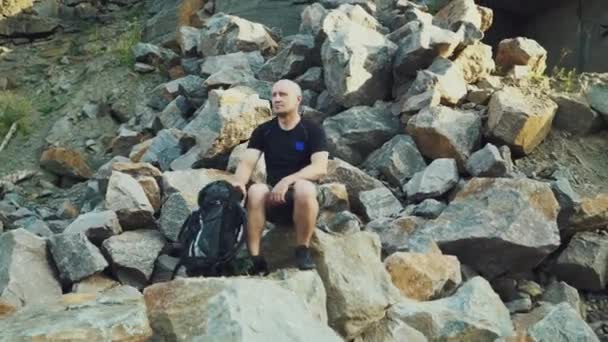 ハイキング後の観光客の休憩 山の中でアクティブな散歩の後に休憩を取る疲れた旅行者の眺め — ストック動画