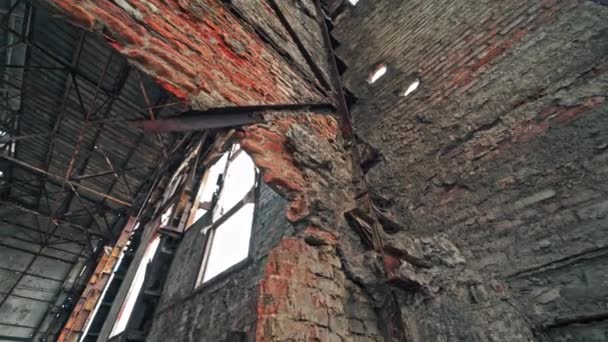 Interior Fábrica Abandonada Ruinas Una Fábrica Industrial Muy Contaminada — Vídeo de stock