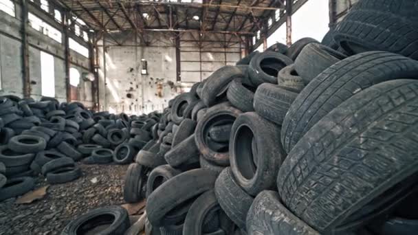 Neumáticos Viejos Dañados Después Conducir Pila Segundo Coche Usado Neumáticos — Vídeo de stock