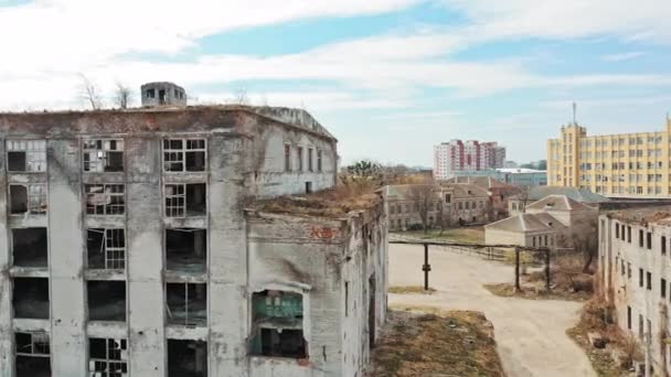 Régi Elhagyatott Lakóházak Betört Ablakok Egy Régi Elhagyatott Ipari Épületben — Stock videók