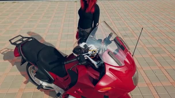 Mujer Sentada Motocicleta Vista Superior Mujer Sentada Una Motocicleta Moderna — Vídeo de stock