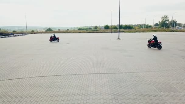 Otoparkta Motosikletli Bir Motosikletli Motosikletliler Şehirdeki Otoparkta Motosiklet Sürüyorlar — Stok video