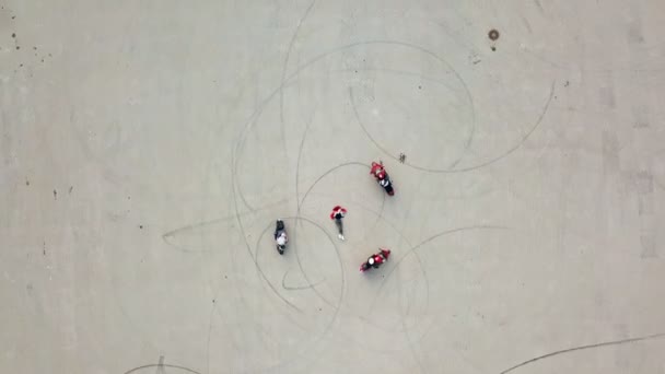 Motociclistas Paseando Por Ahí Mujer Vista Aérea Motocicleta Moderna Carretera — Vídeo de stock