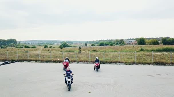 Pequeno Grupo Motociclistas Motocicleta Divertindo Dirigindo Estrada Estacionamento Vazio — Vídeo de Stock