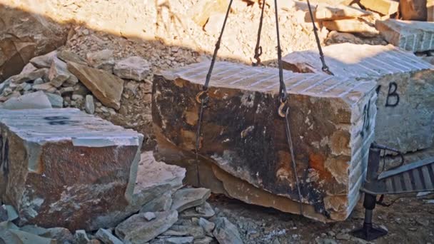 Kran Hebt Schweres Gestein Schwere Natursteinblöcke Aus Granit Zur Verarbeitung — Stockvideo