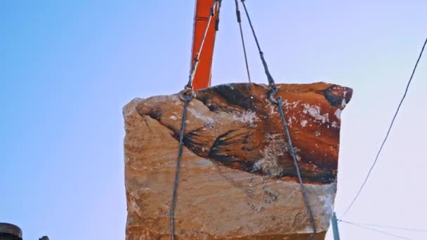 采石场上的大理石块和起重机 建筑工地起重机及设备 — 图库视频影像