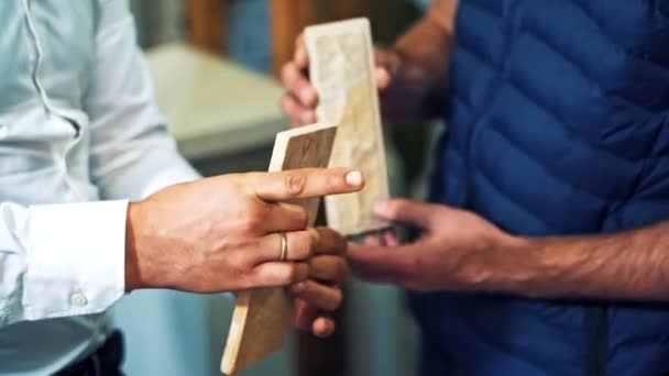 Een Aanbeveling Van Een Man Close Weergave Van Verkoper Voorstellen — Stockvideo