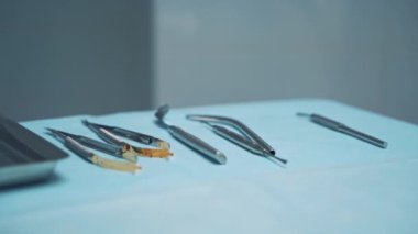 Metalik dişçi aletleri kapanıyor. Diş bakımı için aletleri olan dişçi ofisi