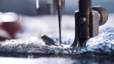 Dikiş makinesindeki malzeme. Dikiş makinası ayağıyla iğne yapıyor.