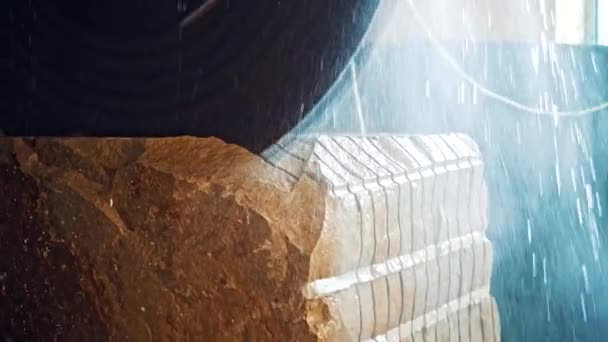 工厂里的大理石机器 用于切割花岗岩的圆锯的近景 — 图库视频影像
