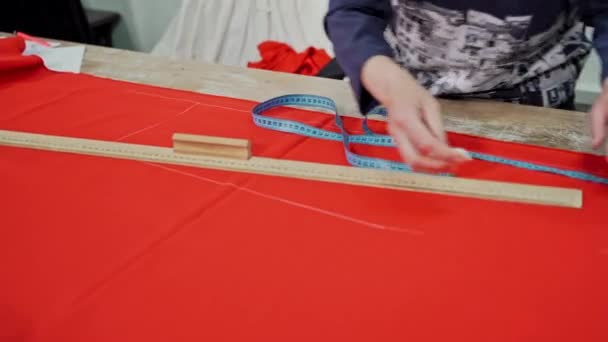 Taller Diseño Moda Vista Mujer Haciendo Patrón Pieza Roja Material — Vídeo de stock