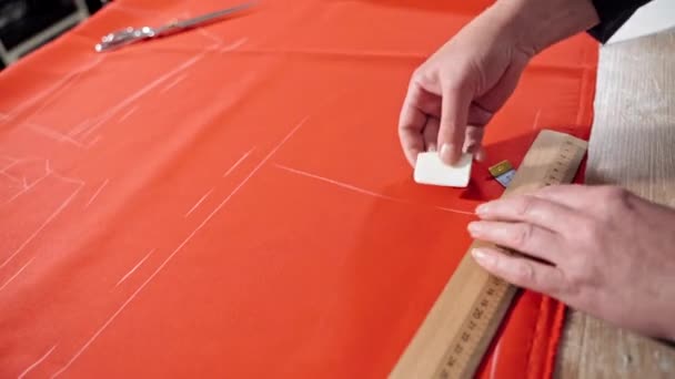 Эксклюзивное Уникальное Создание Одежды Крупный План Портнихи Измерения Текстильного Материала — стоковое видео